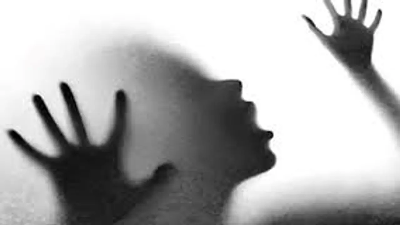 கால்டாக்சி டிரைவரை கதறகதற கற்பழித்த போலீஸ்...?? ரெட்லைட் ஏறியாவுக்கு சவாரி வர மறுத்ததால் விபரீதம்...!!