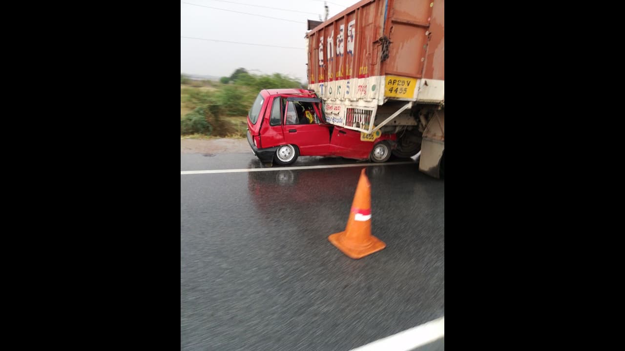 తమిళనాడులో ఘోర రోడ్డు ప్రమాదం.. 8 మంది మృతి తమిళనాడులో ఘోర రోడ్డు ప్రమాదం.. 8 మంది మృతి