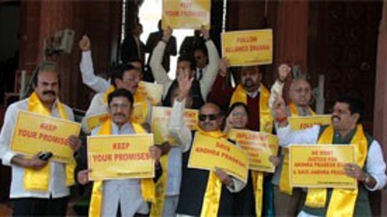 పార్లమెంట్ గాంధీ విగ్రహం వద్ద టీడీపీ , వైసీపీ పోటా పోటీ ధర్నా పార్లమెంట్ గాంధీ విగ్రహం వద్ద టీడీపీ , వైసీపీ పోటా పోటీ ధర్నా