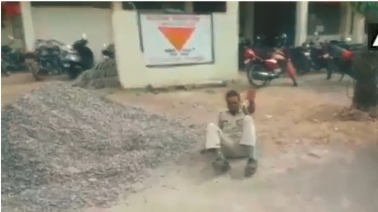 కలెక్టరేట్ వద్ద ఈ తాగుబోతు పోలీస్ హంగామా చూడండి (వీడియో) కలెక్టరేట్ వద్ద ఈ తాగుబోతు పోలీస్ హంగామా చూడండి (వీడియో)