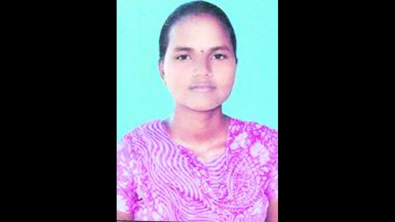 పరీక్ష ఫీజు చెల్లించలేకపోవడంతో యువతి ఆత్మహత్య పరీక్ష ఫీజు చెల్లించలేకపోవడంతో యువతి ఆత్మహత్య