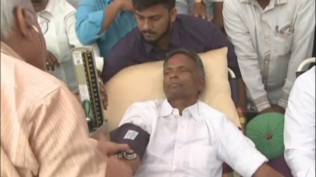 వైసీపీలో చిచ్చు: రెండు వర్గాలుగా చీలిక, ఎమ్మెల్యేపై తిరగబడ్డ వైసీపీ నేతలు వైసీపీలో చిచ్చు: రెండు వర్గాలుగా చీలిక, ఎమ్మెల్యేపై తిరగబడ్డ వైసీపీ నేతలు