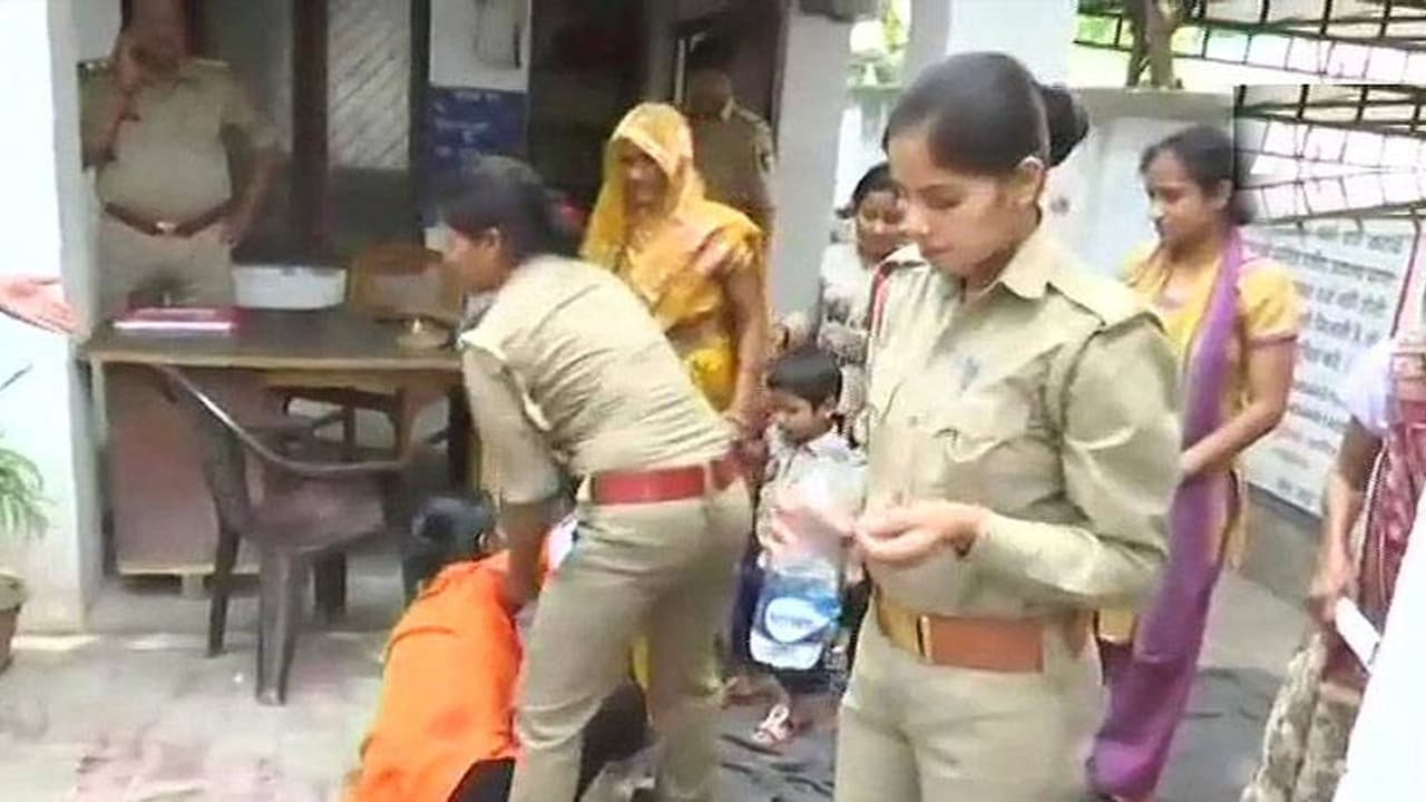 సీఎం ఇంటి ముందు మహిళ ఆత్మహత్యాయత్నం సీఎం ఇంటి ముందు మహిళ ఆత్మహత్యాయత్నం