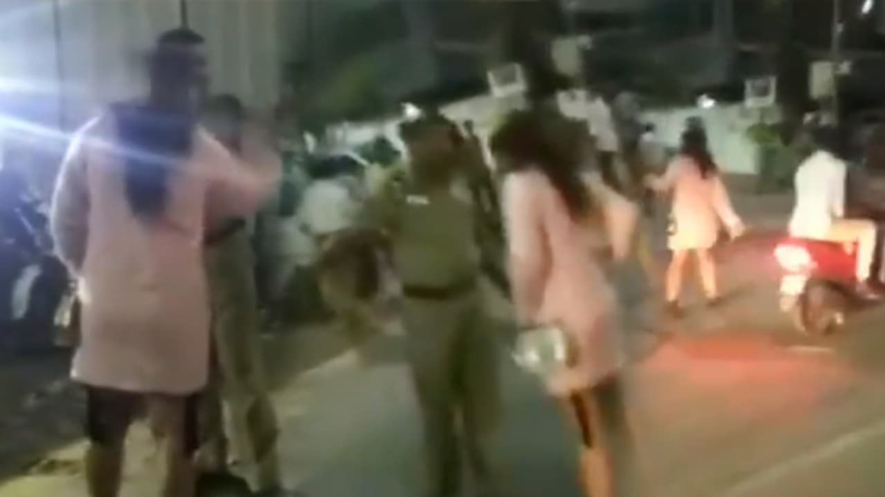 మద్యం మత్తులో అర్థరాత్రి యువతి హల్ చల్...పోలీసులకే చుక్కలు మద్యం మత్తులో అర్థరాత్రి యువతి హల్ చల్...పోలీసులకే చుక్కలు