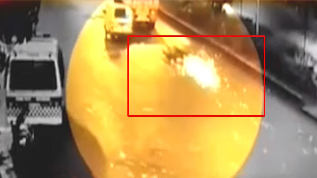 షాకింగ్ బైక్ యాక్సిడెంట్.. వీడియో షాకింగ్ బైక్ యాక్సిడెంట్.. వీడియో