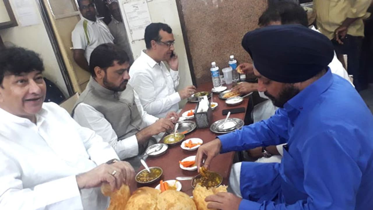 కడుపునిండా తిని.. తర్వాతే దీక్షకు కూర్చున్నారు కడుపునిండా తిని.. తర్వాతే దీక్షకు కూర్చున్నారు