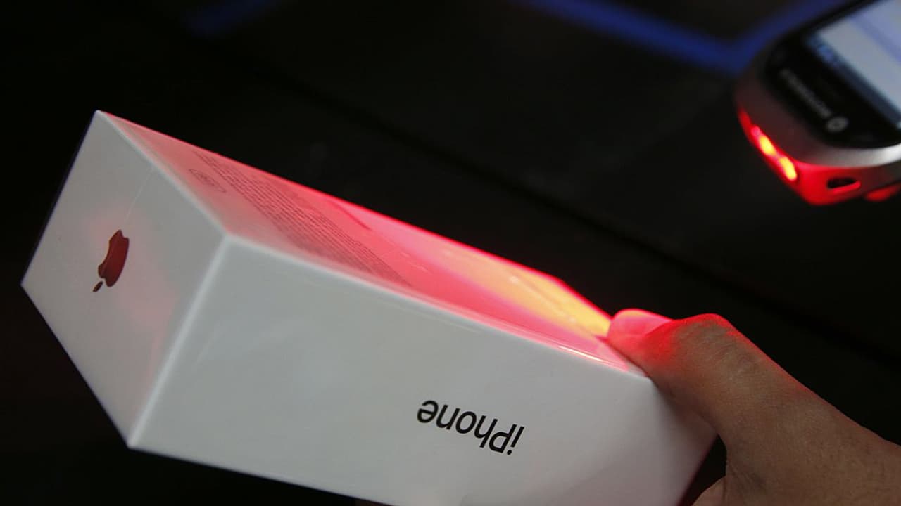 ఎంపీలకు ఐఫోన్లు.. గిఫ్ట్ గా ఇచ్చిన మంత్రి ఎంపీలకు ఐఫోన్లు.. గిఫ్ట్ గా ఇచ్చిన మంత్రి