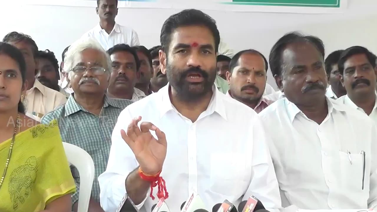 అధికార మదంతో వేధించొద్దు.. జనం వాత పెడతారు, వైసీపీ శ్రేణులకు ఎమ్మెల్యే కోటంరెడ్డి వార్నింగ్ అధికార మదంతో వేధించొద్దు.. జనం వాత పెడతారు, వైసీపీ శ్రేణులకు ఎమ్మెల్యే కోటంరెడ్డి వార్నింగ్