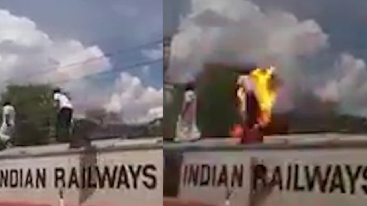 రైలు రోకో..కరెంట్ తీగ తగిలి ఆందోళన కారుడు మృతి ( వీడియో ) రైలు రోకో..కరెంట్ తీగ తగిలి ఆందోళన కారుడు మృతి ( వీడియో )