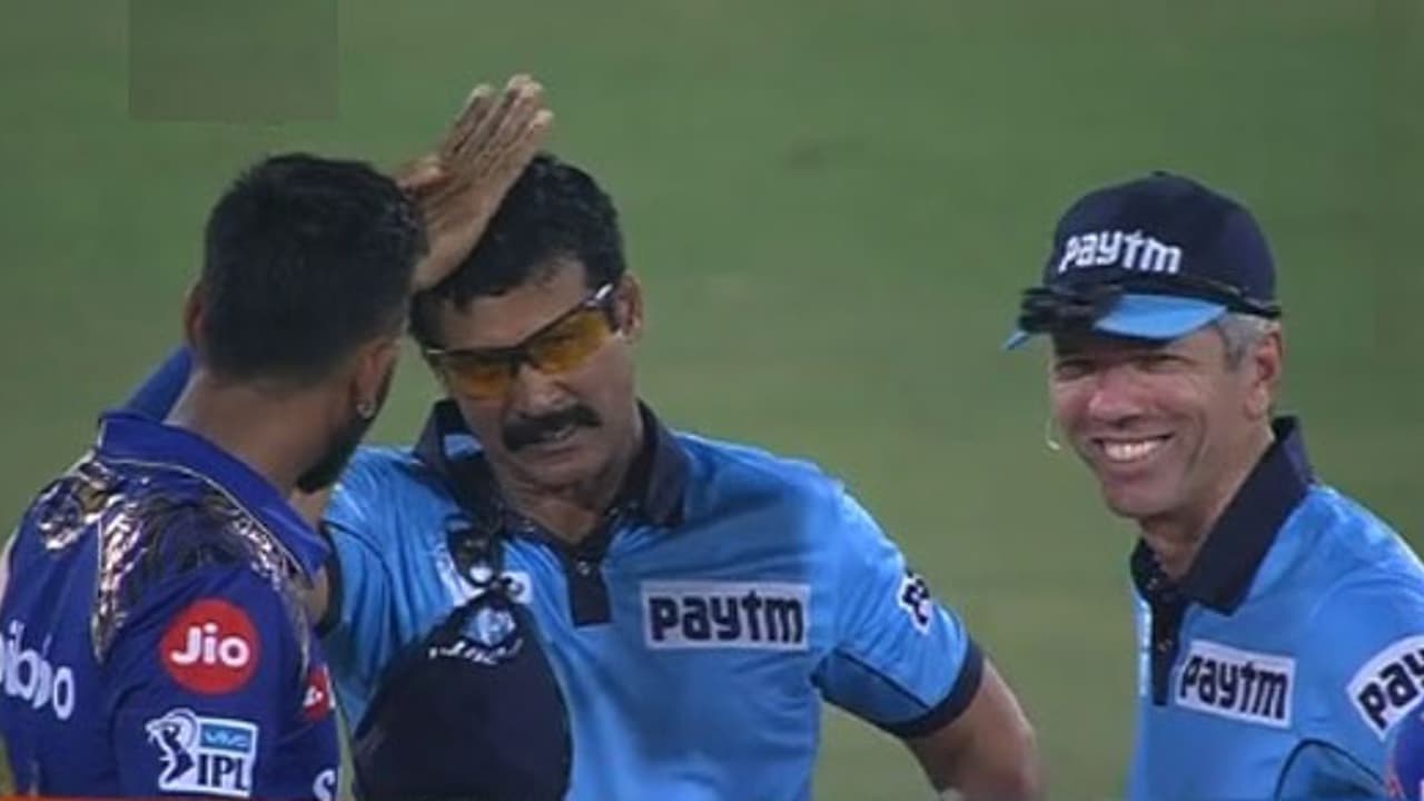 ఐపిఎల్ అంపైర్ తల పగిలినంత పనయింది ( వీడియో ) ఐపిఎల్ అంపైర్ తల పగిలినంత పనయింది ( వీడియో )