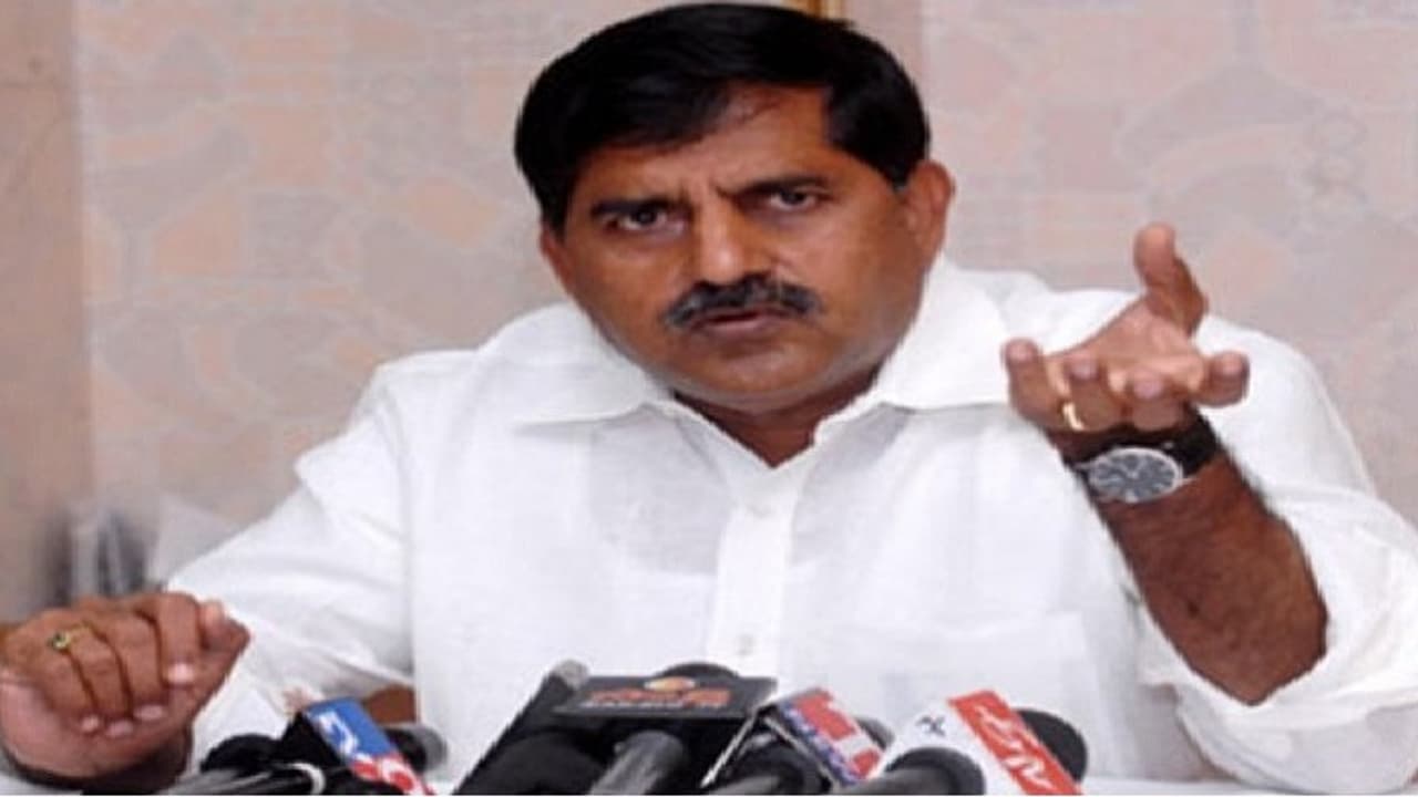 బాబుకు షాక్: హస్తినకు మాజీమంత్రి ఆదినారాయణరెడ్డి, రేపు బీజేపీలోకి..? బాబుకు షాక్: హస్తినకు మాజీమంత్రి ఆదినారాయణరెడ్డి, రేపు బీజేపీలోకి..?