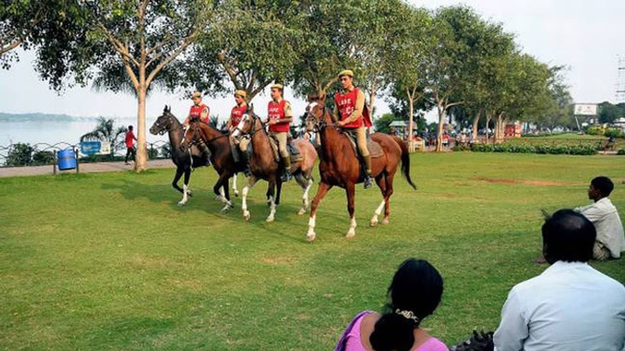 ఆరుగురి ప్రాణాలను కాపాడిన లేక్ పోలీసులు ఆరుగురి ప్రాణాలను కాపాడిన లేక్ పోలీసులు