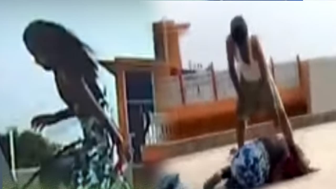 తండ్రి పెట్టే హింసలు భరించలేక బిల్డింగ్ పై నుండి దూకేసిన బాలిక (వీడియో) తండ్రి పెట్టే హింసలు భరించలేక బిల్డింగ్ పై నుండి దూకేసిన బాలిక (వీడియో)