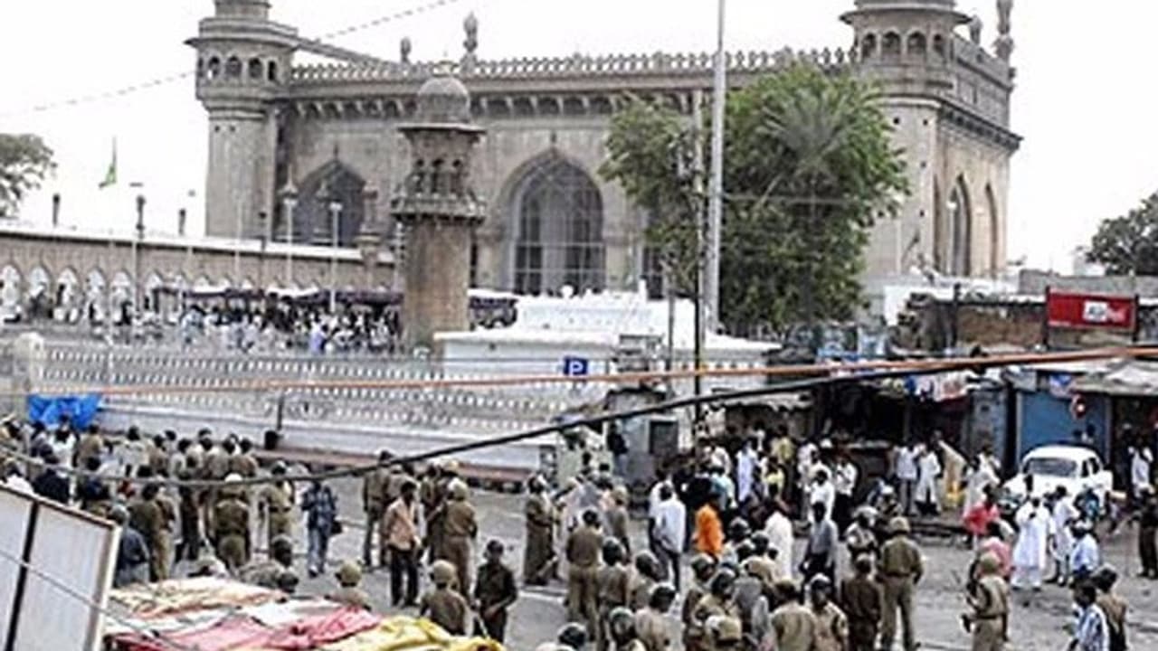 హైదరాబాద్ : మక్కా మసీదు వద్ద బీజేపీకి వ్యతిరేకంగా యువకుల ఆందోళన, ఉద్రిక్తత హైదరాబాద్ : మక్కా మసీదు వద్ద బీజేపీకి వ్యతిరేకంగా యువకుల ఆందోళన, ఉద్రిక్తత