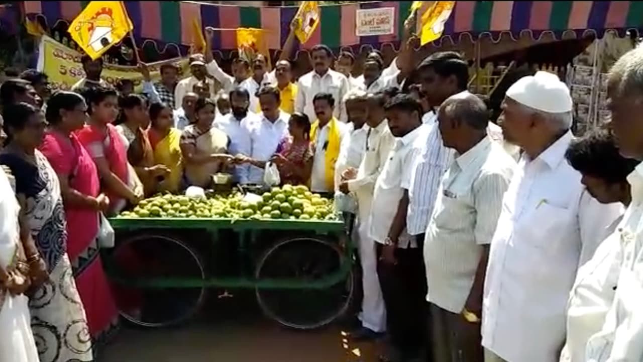 బంద్ లో టిడిపి ఎమ్మెల్యేల వినూత్న నిరసన ( వీడియో ) బంద్ లో టిడిపి ఎమ్మెల్యేల వినూత్న నిరసన ( వీడియో )