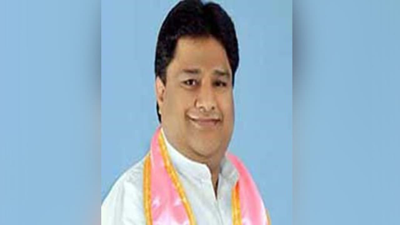 టీఆర్ఎస్ కార్పోరేటర్ పై పోలీస్ కేసు టీఆర్ఎస్ కార్పోరేటర్ పై పోలీస్ కేసు