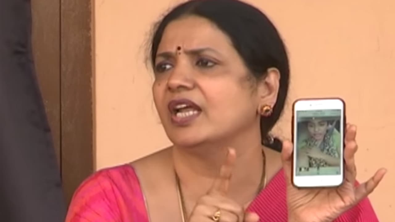 శ్రీరెడ్డి భూతు వీడియోని భయటపెట్టిన జీవిత రాజశేఖర్ శ్రీరెడ్డి భూతు వీడియోని భయటపెట్టిన జీవిత రాజశేఖర్