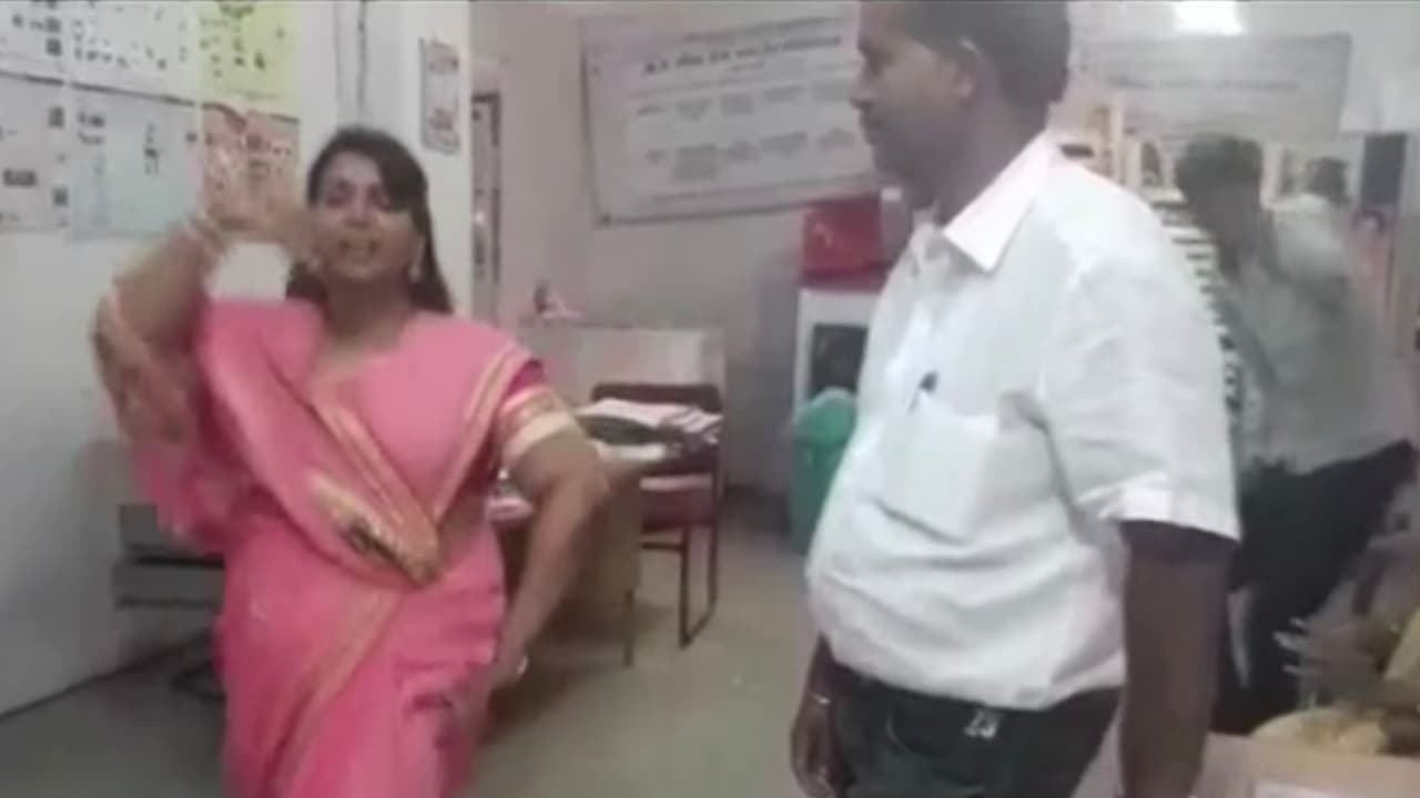 ఆఫీస్ లో రికార్డ్ డ్యాన్స్ బాగుంది, కాని ఉద్యోగం వూడింది (వీడియో) ఆఫీస్ లో రికార్డ్ డ్యాన్స్ బాగుంది, కాని ఉద్యోగం వూడింది (వీడియో)