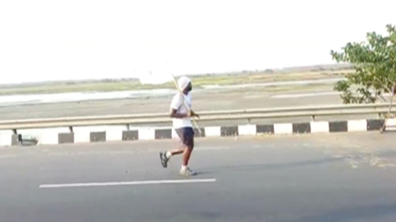 రైతు కోసం పరుగు... (వీడియో)