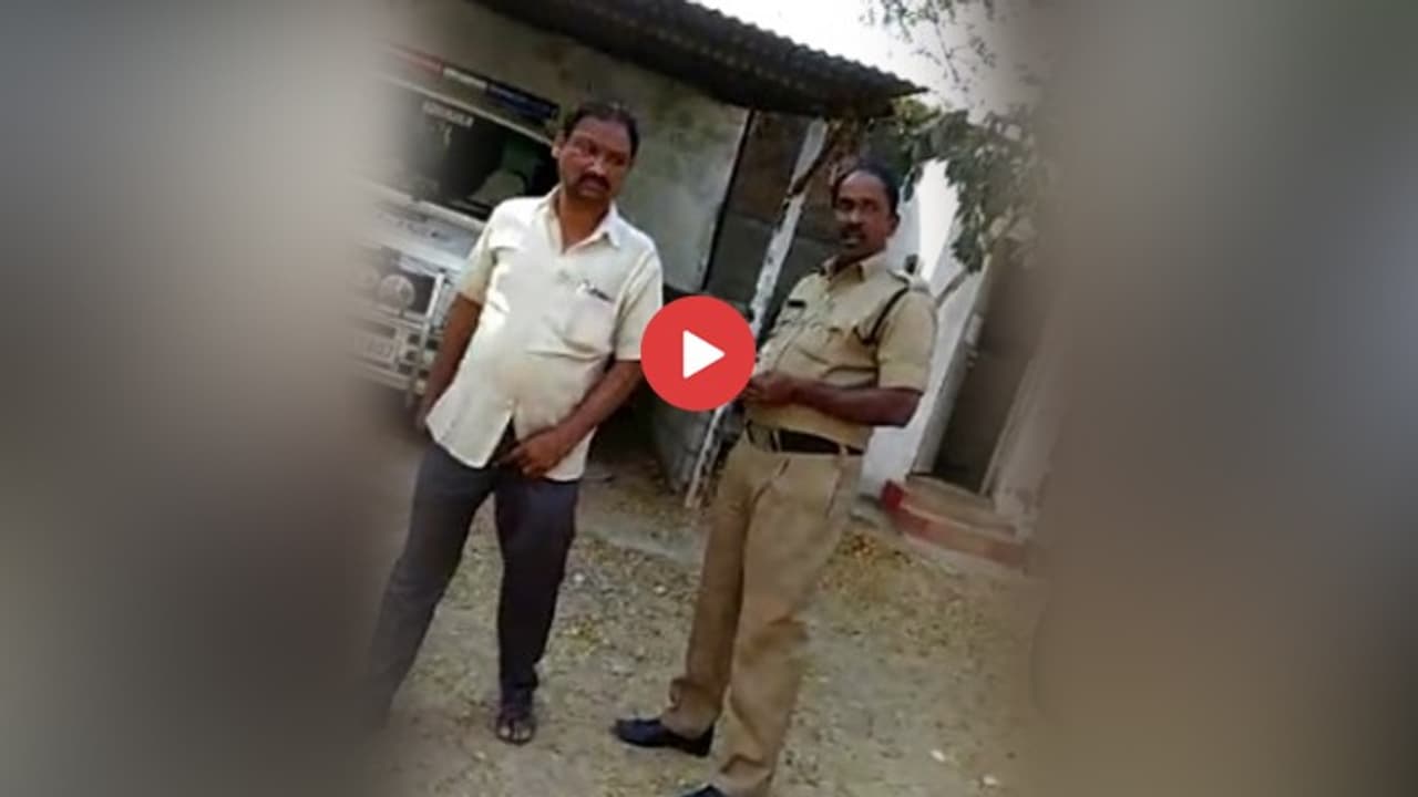 ఈ నకిరేకల్ పోలీస్ ఏం చేసిండో తెలుసా ? (వీడియో) ఈ నకిరేకల్ పోలీస్ ఏం చేసిండో తెలుసా ? (వీడియో)