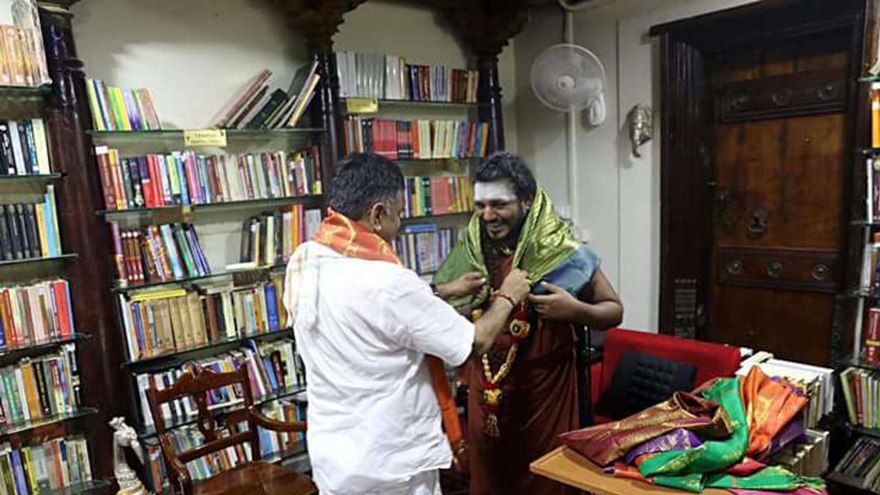 ನಿತ್ಯಾನಂದ ಸ್ವಾಮೀಜಿ ಭೇಟಿ ಮಾಡಿದ ಡಿಕೆಶಿ ನಿತ್ಯಾನಂದ ಸ್ವಾಮೀಜಿ ಭೇಟಿ ಮಾಡಿದ ಡಿಕೆಶಿ