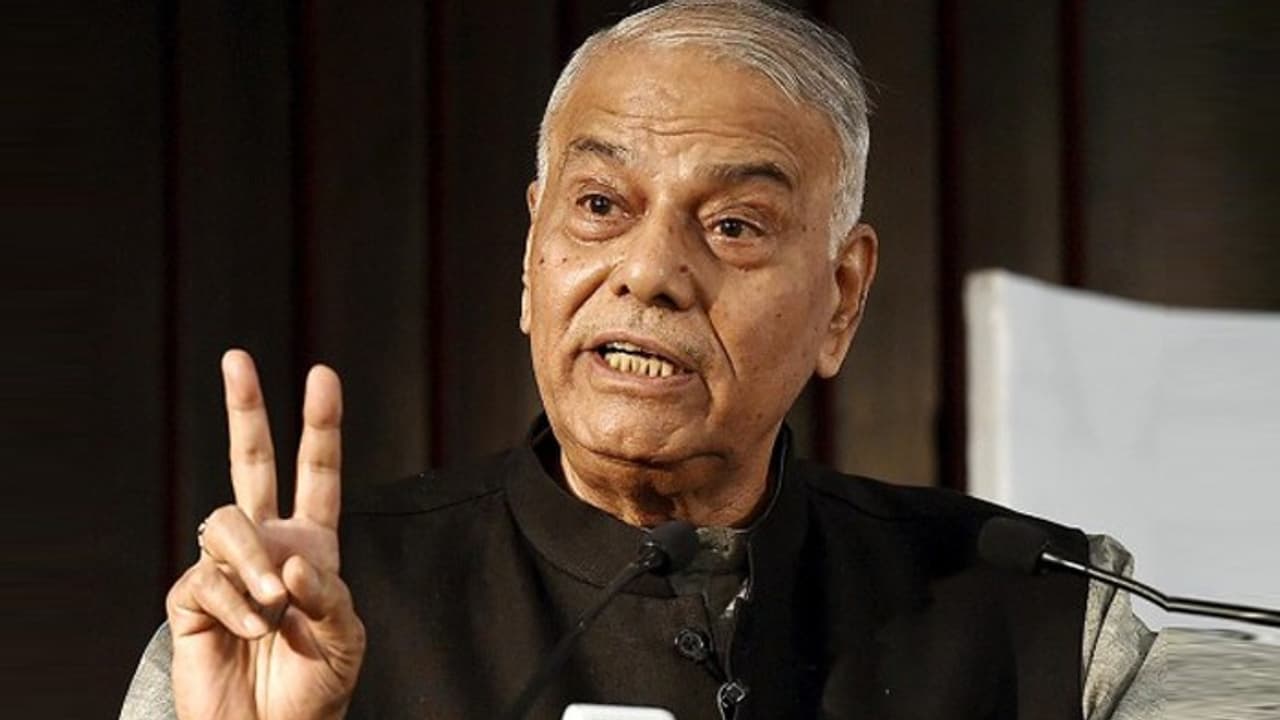 బిజెపికి యశ్వంత్ సిన్హా గుడ్ బై: మోడీపై తీవ్ర వ్యాఖ్యలు బిజెపికి యశ్వంత్ సిన్హా గుడ్ బై: మోడీపై తీవ్ర వ్యాఖ్యలు