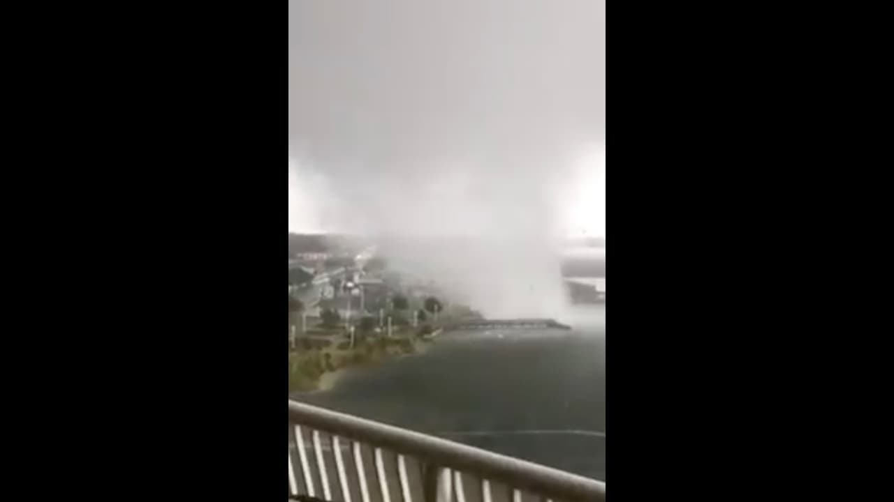 ఫోర్ట్ వాల్టన్ బీచ్ ను కుదిపేసిన టోర్నడో (వీడియో) ఫోర్ట్ వాల్టన్ బీచ్ ను కుదిపేసిన టోర్నడో (వీడియో)