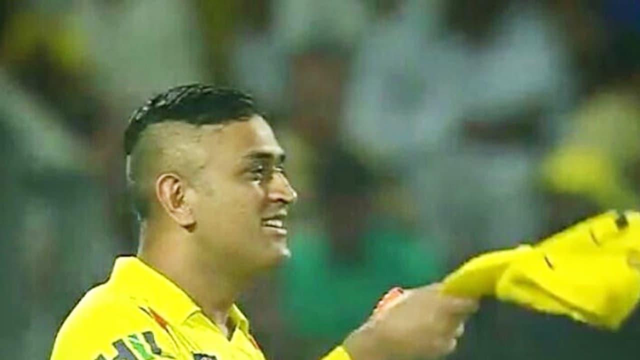 ಹೊಸ ಹೇರ್'ಸ್ಟೈಲ್'ನಲ್ಲಿ ಧೋನಿ ಶೈನಿಂಗ್ ಹೊಸ ಹೇರ್'ಸ್ಟೈಲ್'ನಲ್ಲಿ ಧೋನಿ ಶೈನಿಂಗ್