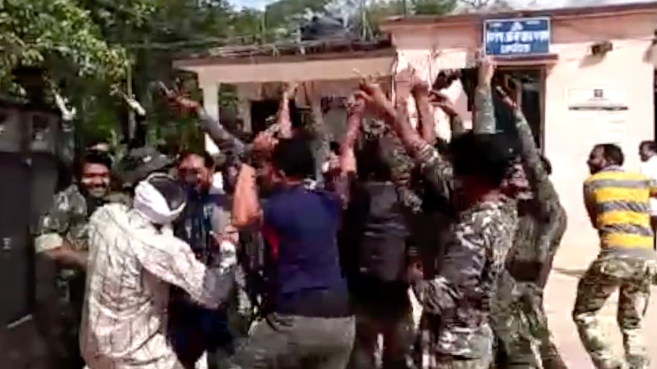 ఈ పోలీసులు ఎందుకు డ్యాన్స్ చేస్తున్నారో తెలుసా ? (వీడియో) ఈ పోలీసులు ఎందుకు డ్యాన్స్ చేస్తున్నారో తెలుసా ? (వీడియో)