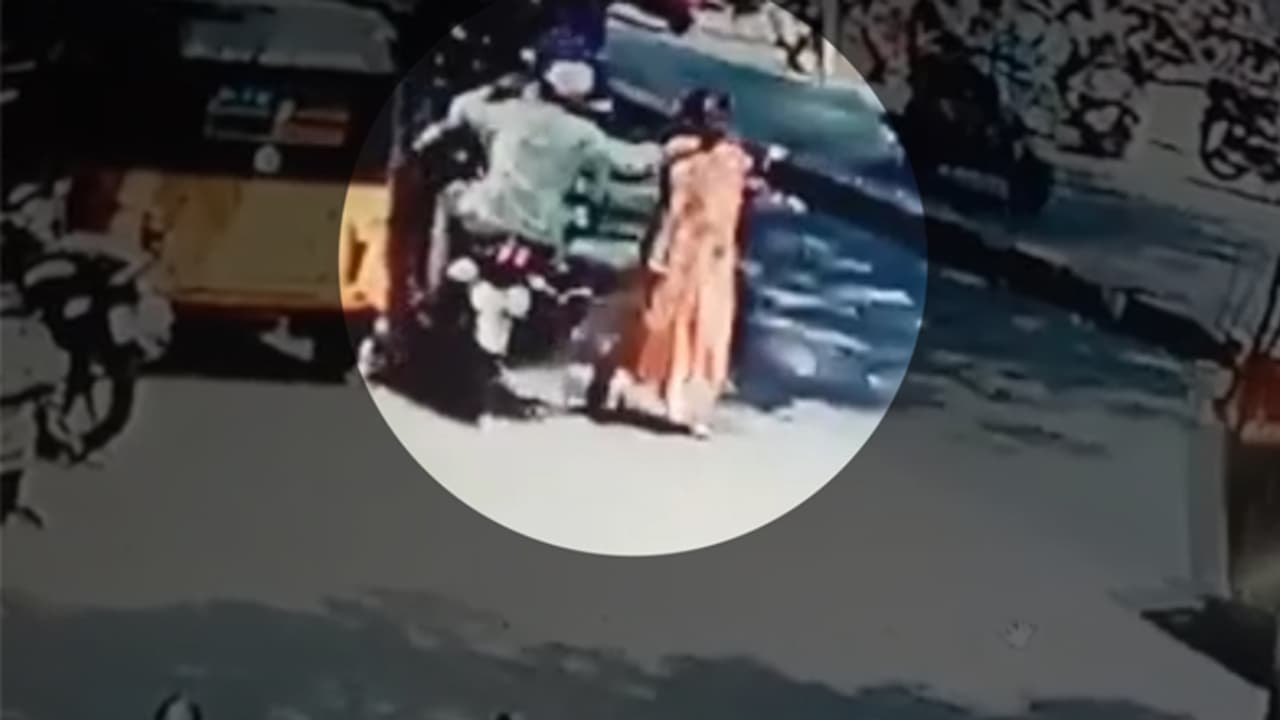 సిగరెట్, చిప్స్ కోసం వచ్చి... మహిళ మెడలోని బంగారం ఛోరీ సిగరెట్, చిప్స్ కోసం వచ్చి... మహిళ మెడలోని బంగారం ఛోరీ