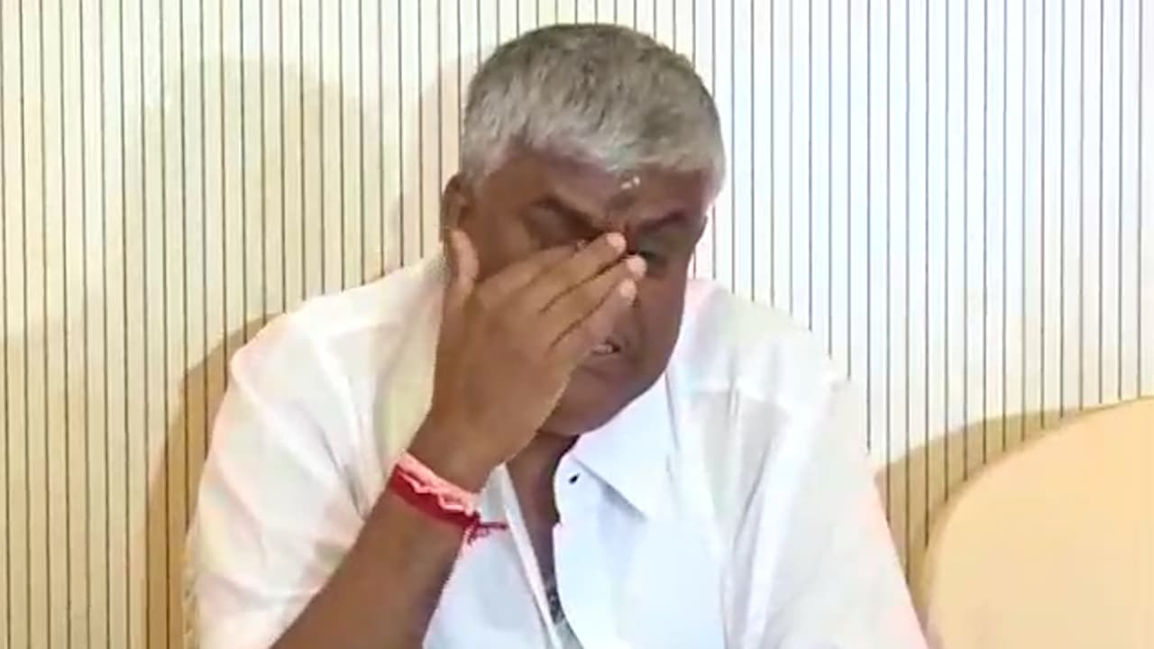 ಹುಬ್ಬಳ್ಳಿಯಲ್ಲಿ ರೇವಣ್ಣ: ಏನೆಲ್ಲಾ ಪ್ರಶ್ನೆ, ಎಷ್ಟೆಲ್ಲಾ ಉತ್ತರ? ಹುಬ್ಬಳ್ಳಿಯಲ್ಲಿ ರೇವಣ್ಣ: ಏನೆಲ್ಲಾ ಪ್ರಶ್ನೆ, ಎಷ್ಟೆಲ್ಲಾ ಉತ್ತರ?