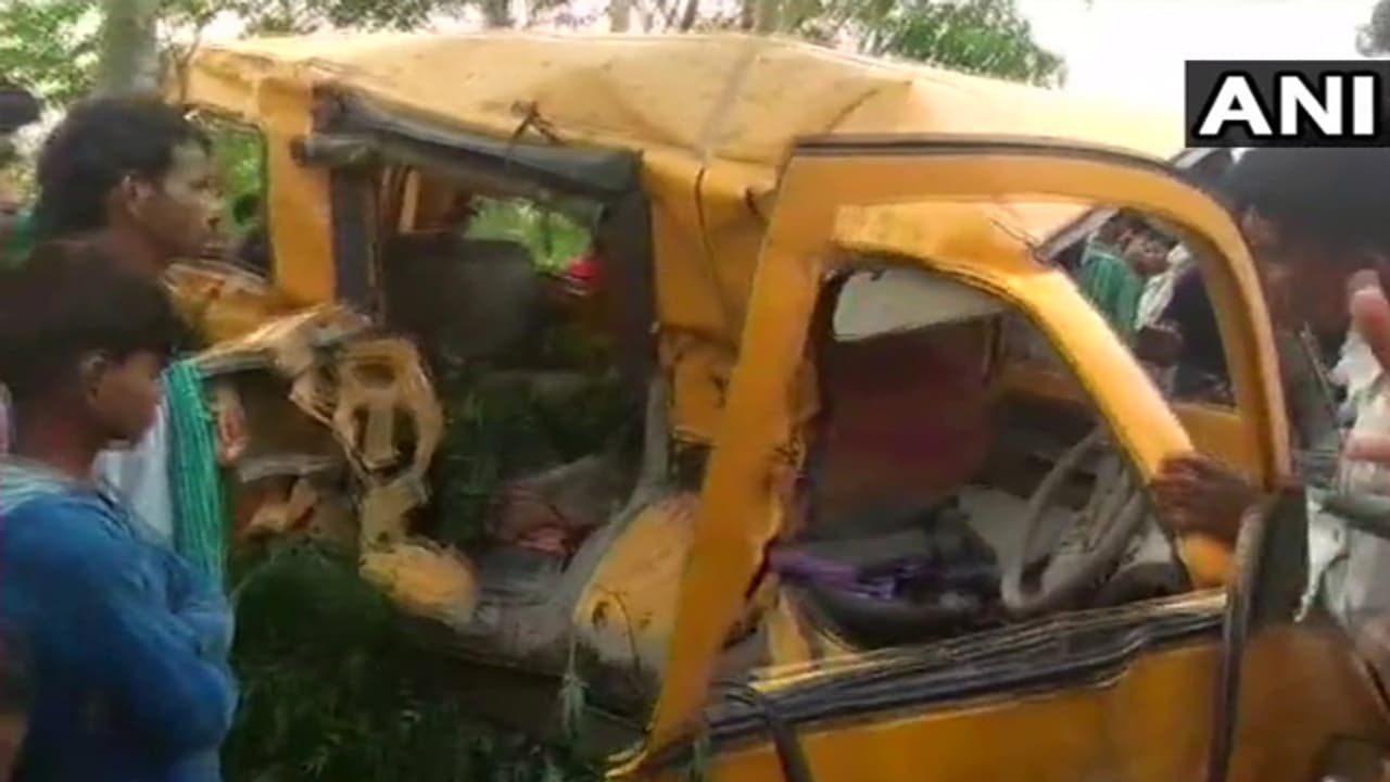 రైలు ప్రమాదం: చెవుల్లో ఇయర్ ఫోన్స్, డ్రైవర్ తప్పిదమే... రైలు ప్రమాదం: చెవుల్లో ఇయర్ ఫోన్స్, డ్రైవర్ తప్పిదమే...