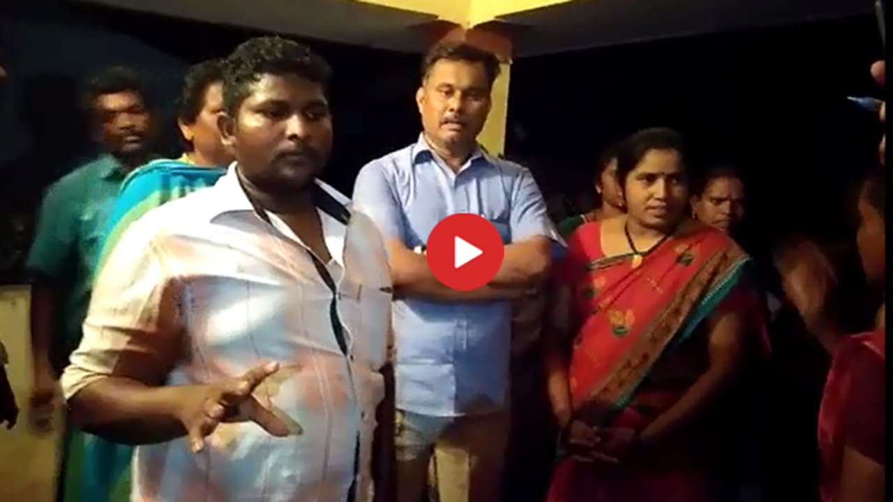అధికారులను గదిలో నిర్బంధించి ఆగ్రహం చూపిన పల్లె ప్రజలు (వీడియో) అధికారులను గదిలో నిర్బంధించి ఆగ్రహం చూపిన పల్లె ప్రజలు (వీడియో)