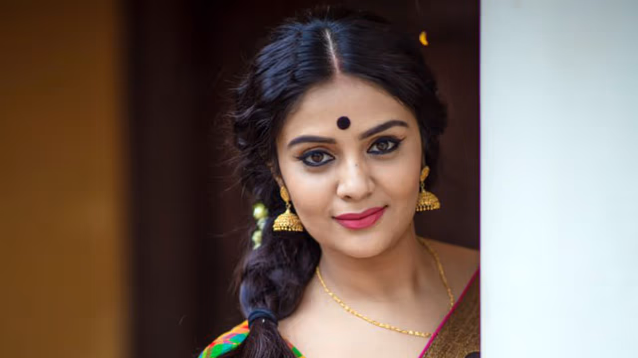 సావిత్రి గా శ్రీముఖి... లుక్ తో కిక్కిచ్చింది సావిత్రి గా శ్రీముఖి... లుక్ తో కిక్కిచ్చింది