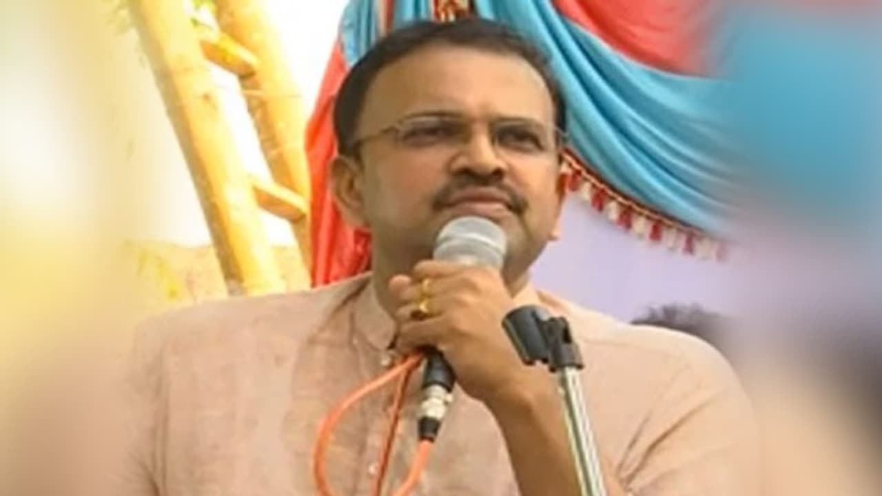 జేడీ లక్ష్మీనారాయణ అరెస్టు.. ‘ప్రత్యేక హోదా గురించి మేం అడుగుతాం రండీ’ జేడీ లక్ష్మీనారాయణ అరెస్టు.. ‘ప్రత్యేక హోదా గురించి మేం అడుగుతాం రండీ’