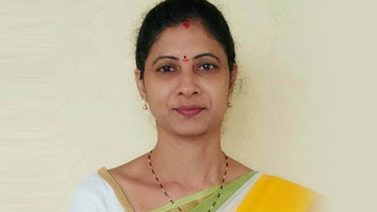 కేసిఆర్ పై కాంగ్రెస్ రవళి ఫైర్ (వీడియో) కేసిఆర్ పై కాంగ్రెస్ రవళి ఫైర్ (వీడియో)