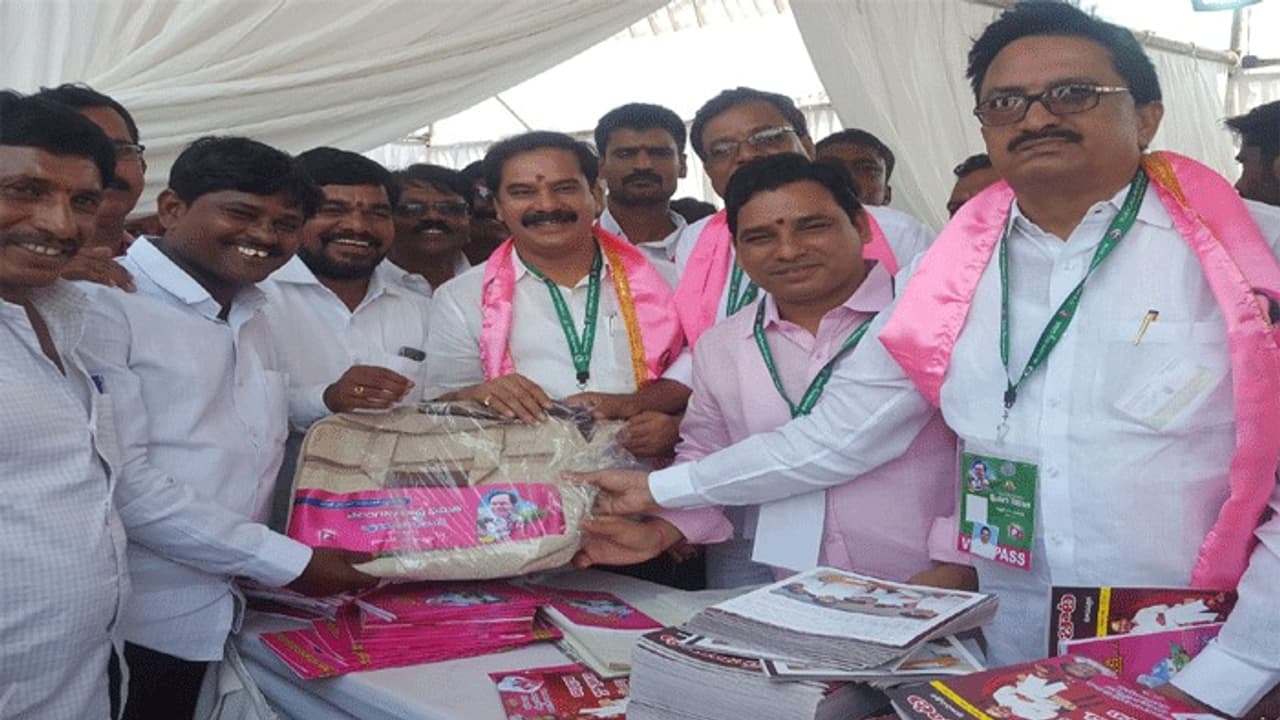 టీఆర్ఎస్ ప్లీనరీలో కాసుల గలగల : 20 కోట్లకు పైమాటే టీఆర్ఎస్ ప్లీనరీలో కాసుల గలగల : 20 కోట్లకు పైమాటే