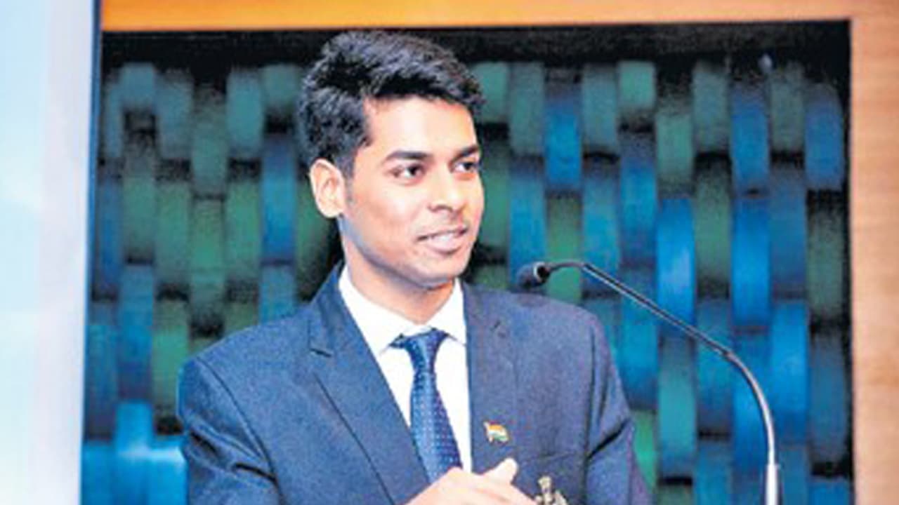 తెలంగాణ కుర్రాడు సివిల్స్ టాపర్: "జెడి"లక్ష్మినారాయణ కొడుక్కి 196వ ర్యాంక్ తెలంగాణ కుర్రాడు సివిల్స్ టాపర్: "జెడి"లక్ష్మినారాయణ కొడుక్కి 196వ ర్యాంక్