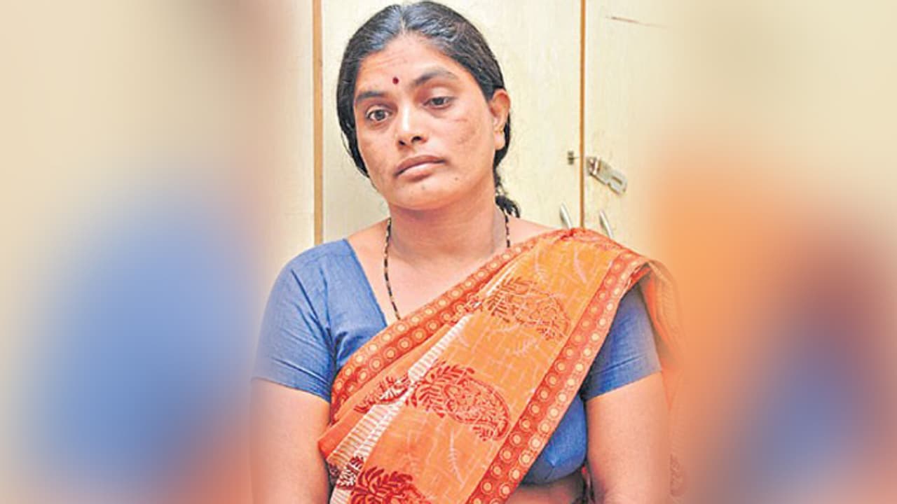 భర్తను చంపిన స్త్రీ: చపాతీ కర్రతో కొట్టి... నైలాన్ తాడుతో గొంతు బిగించి...