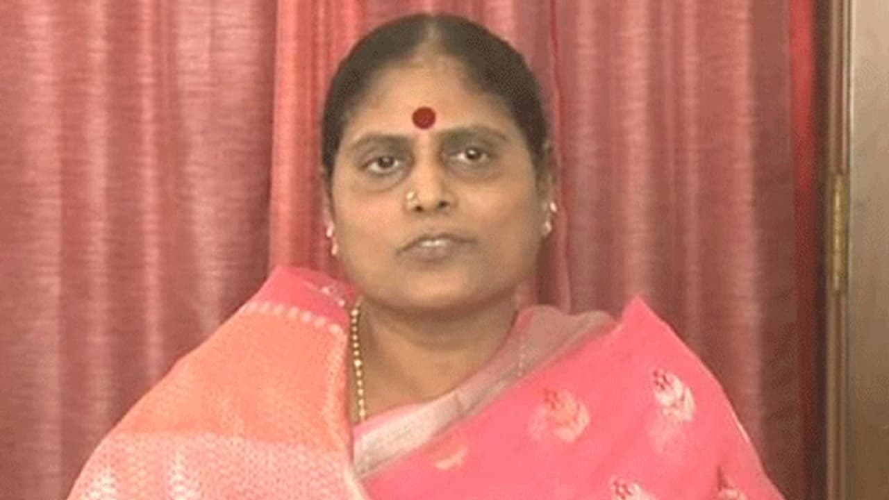 పోటీకి దూరం, వైసీపీకి 120 సీట్లు: వైఎస్ విజయమ్మ పోటీకి దూరం, వైసీపీకి 120 సీట్లు: వైఎస్ విజయమ్మ