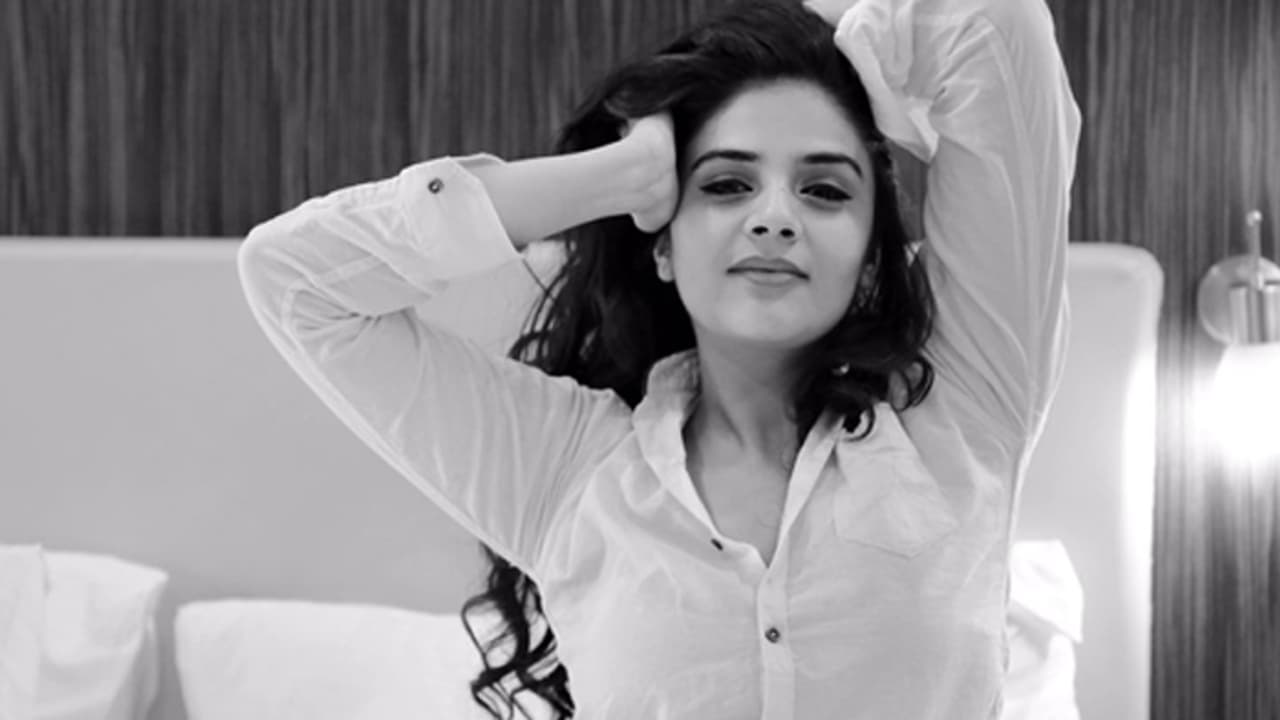 శ్రీ ముఖి కొత్త యాంగిల్.. చూసి భరించండి!