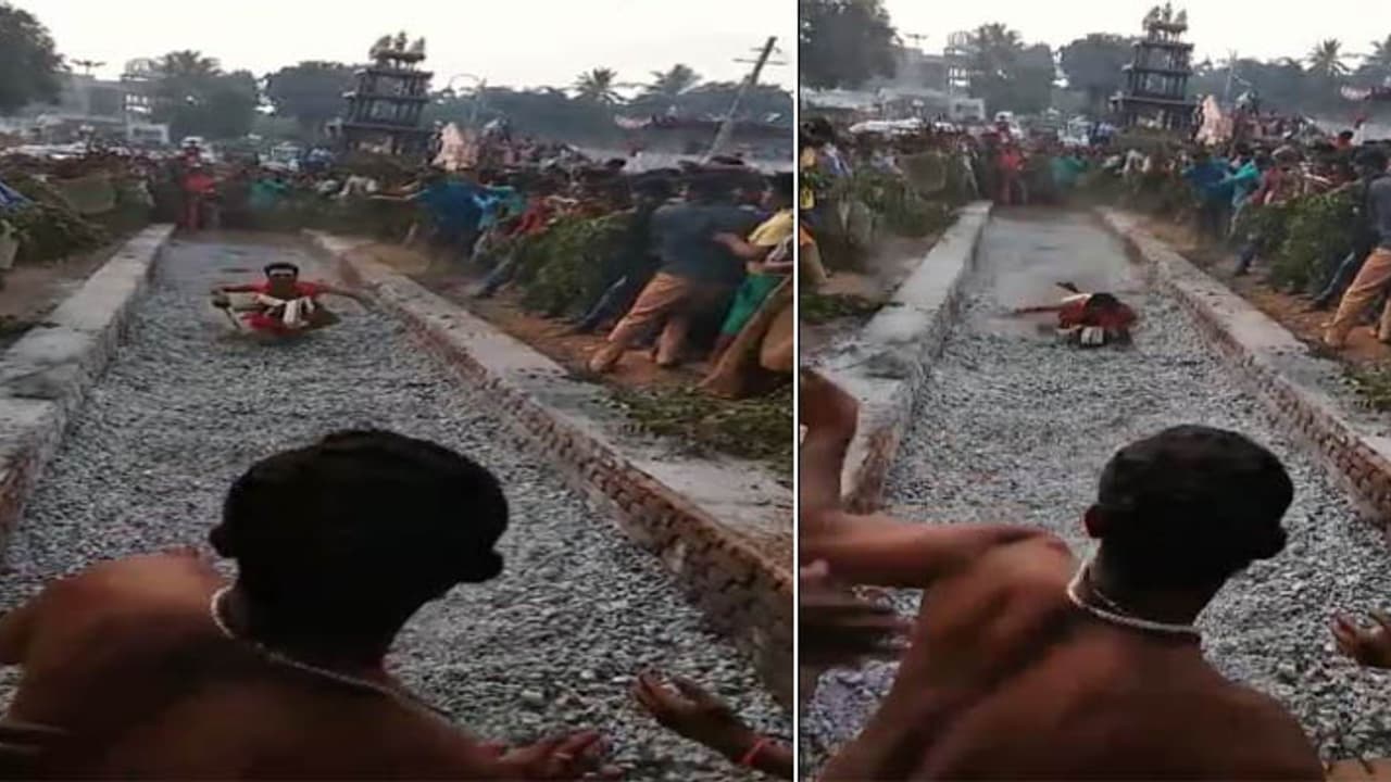 ಕೊಂಡಕ್ಕೆ ಬಿದ್ದು ಅರ್ಚಕ ಗಾಯ ಕೊಂಡಕ್ಕೆ ಬಿದ್ದು ಅರ್ಚಕ ಗಾಯ