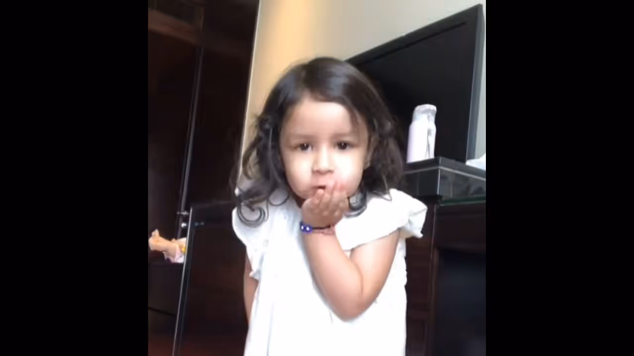 కమాన్ పాపా... ధోనీ ముద్దుల తనయ చీర్స్ (వీడియో) కమాన్ పాపా... ధోనీ ముద్దుల తనయ చీర్స్ (వీడియో)