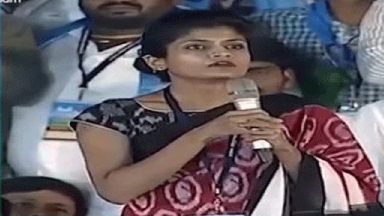 కేసిఆర్ పై అడ్వొకెట్ రచనా రెడ్డి ఫైర్ (వీడియో) కేసిఆర్ పై అడ్వొకెట్ రచనా రెడ్డి ఫైర్ (వీడియో)