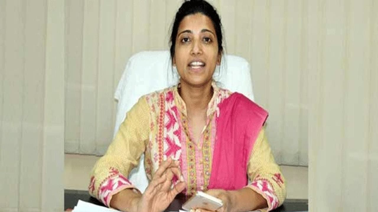 జిహెచ్ఎంసికి ఆమ్రపాలి బదిలీ: ఐఎఎస్ లకు స్థానచలనం