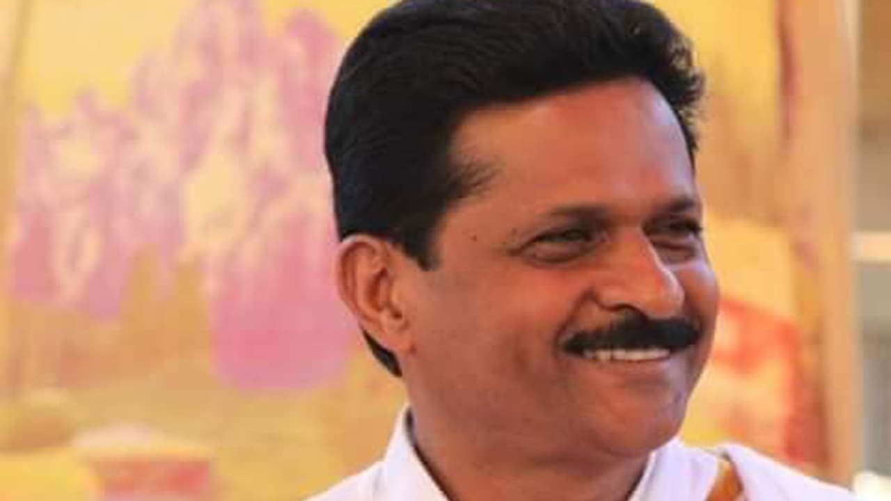 ಅಕ್ರಮ ಮರಳು ಸಾಗಾಟ ಮಾಡೋರಿಗೆ ದಂಡ ಹಾಕಿದ ಅಧಿಕಾರಿಗೆ ಕ್ಲಾಸ್: ಎಂಎಲ್ಗೆ ಮಹಿಳಾ ಆಫೀಸರ್ ತಿರುಗೇಟು ಅಕ್ರಮ ಮರಳು ಸಾಗಾಟ ಮಾಡೋರಿಗೆ ದಂಡ ಹಾಕಿದ ಅಧಿಕಾರಿಗೆ ಕ್ಲಾಸ್: ಎಂಎಲ್ಗೆ ಮಹಿಳಾ ಆಫೀಸರ್ ತಿರುಗೇಟು