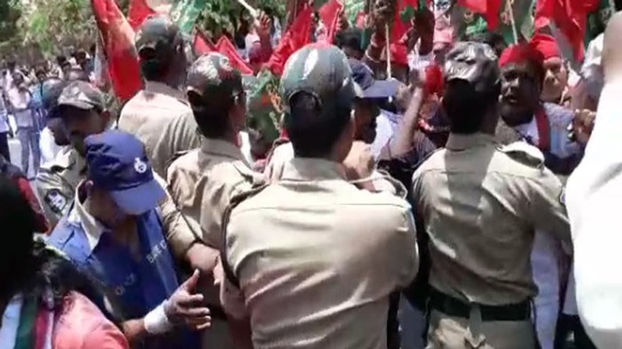 యాదాద్రి పవర్ ప్లాంట్ వద్ద ఉద్రిక్తత.. రంగంలోకి పోలీసులు.. యాదాద్రి పవర్ ప్లాంట్ వద్ద ఉద్రిక్తత.. రంగంలోకి పోలీసులు..