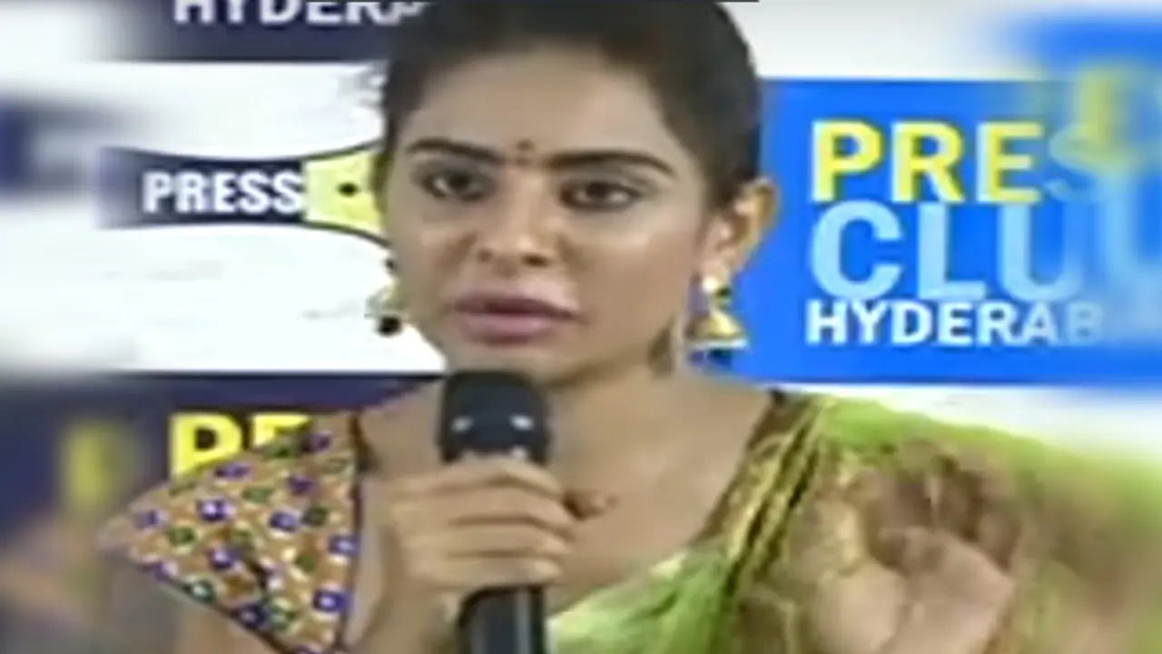 సోషల్ మీడియాలో తన అశ్లీల వీడియోపై క్లారిటీ ఇచ్చిన శ్రీరెడ్డి సోషల్ మీడియాలో తన అశ్లీల వీడియోపై క్లారిటీ ఇచ్చిన శ్రీరెడ్డి