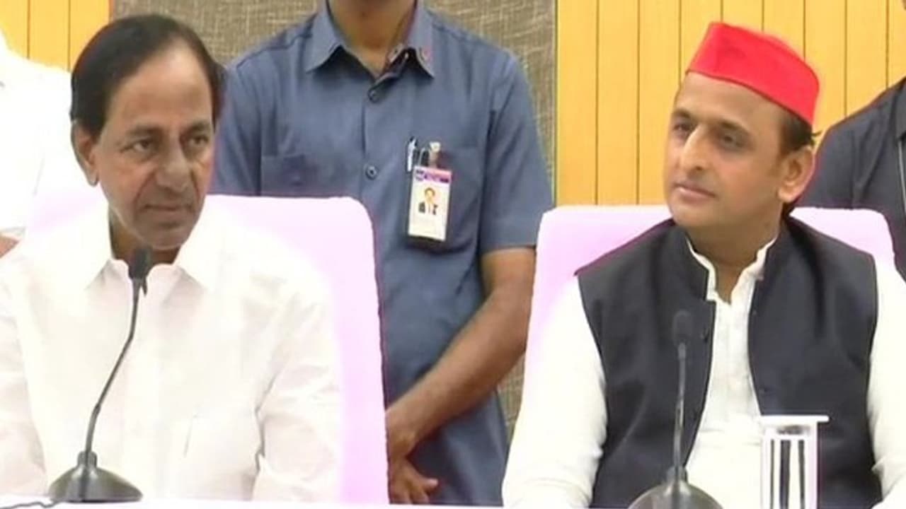 18 సార్లు కాల్ చేసి, కొడుకును పంపిస్తే కేసీఆర్ తో భేటీకి అఖిలేష్ 18 సార్లు కాల్ చేసి, కొడుకును పంపిస్తే కేసీఆర్ తో భేటీకి అఖిలేష్