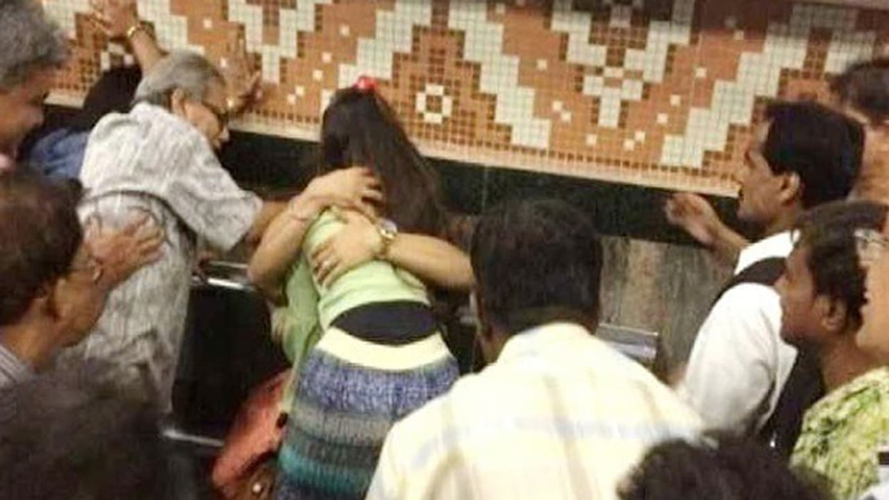 ట్రైన్ లోనే ఘాటు రోమాన్స్.. ప్రయాణికులు ఏం చేశారో తెలుసా.? ట్రైన్ లోనే ఘాటు రోమాన్స్.. ప్రయాణికులు ఏం చేశారో తెలుసా.?